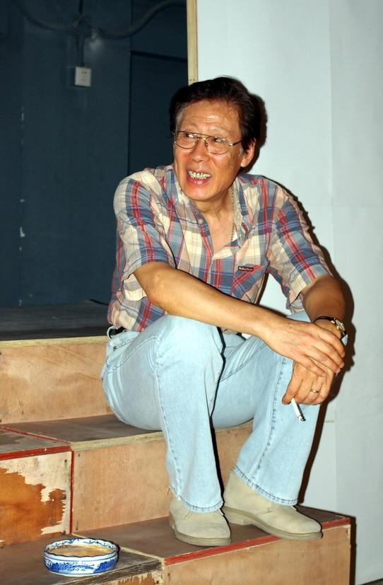 头发花白，衣服全是洞，88岁烟不离手的焦晃，早已走上另一条大道