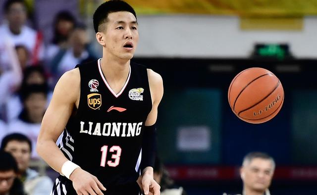 萌妹子被郭艾伦用球疯狂砸头，网友：太过分了吧