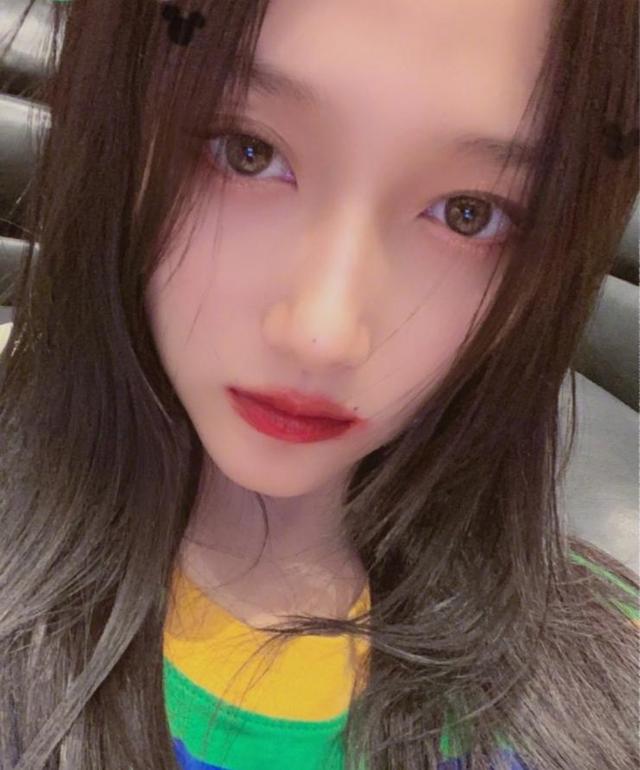 关晓彤晒童年照，和小时候绑同款双马尾，“国民闺女”从小美到大