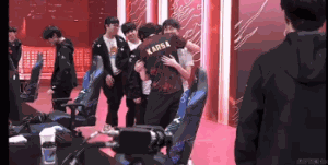 “你打他苍茫大地无踪影，他打你神兵天降难提防”，苏宁进军英雄联盟S10总决赛