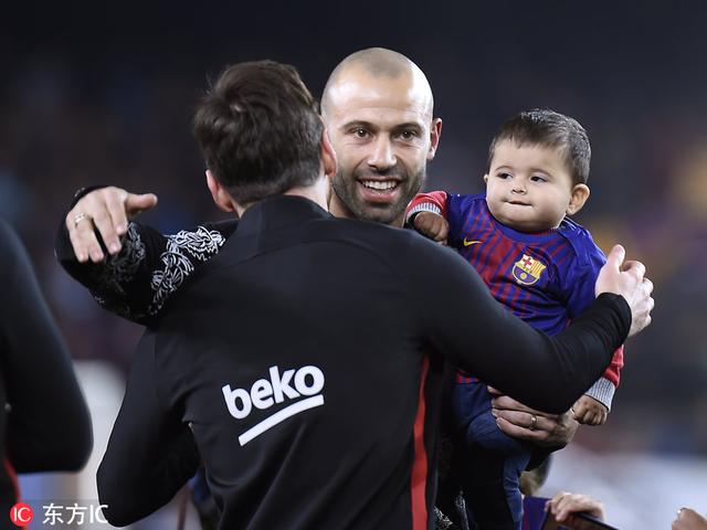 讲不出再见！马斯切拉诺告别诺坎普 全场球迷致敬