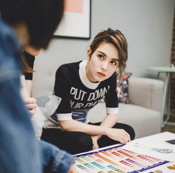 昆凌晒与好姐妹合影咧嘴大笑 眼睛笑成“月牙眼”