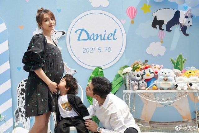 33岁辣妈麦迪娜独自出游,宽松短裙遮不住巨大孕肚,四肢细过路人