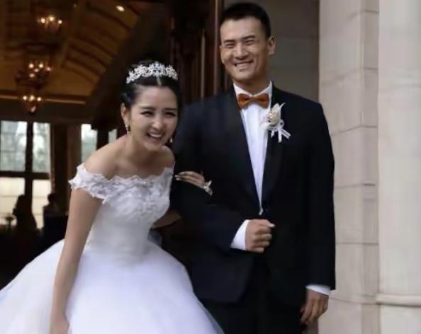 35岁何洁现身商演捞金，身材圆润脸部发福，养三娃不易四处走穴