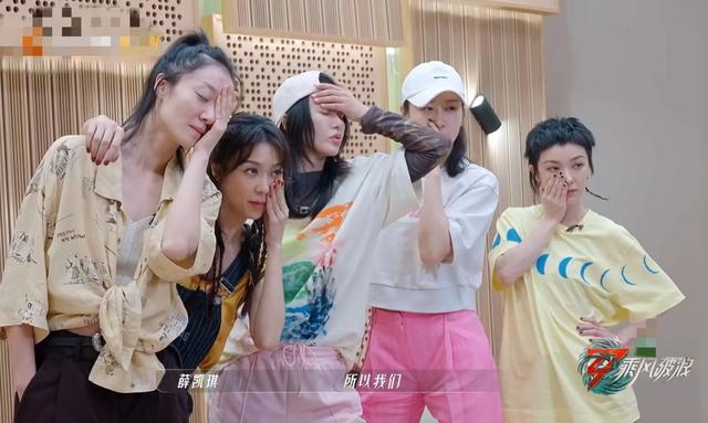 齐溪王传君认爱后首度同框！男方低调现身浪姐3，甜蜜陪伴好恩爱