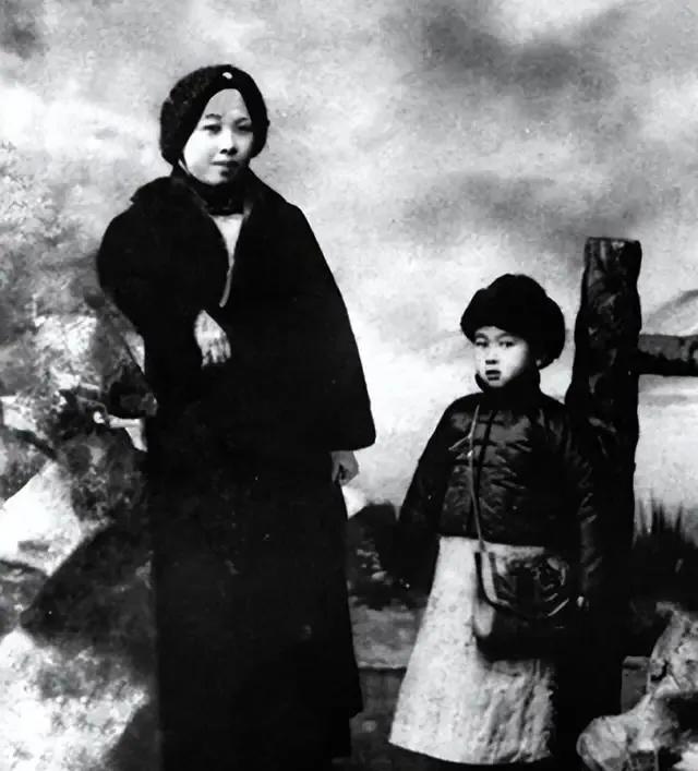 她普通无名，为国家生一栋梁，章显了“母凭子贵”，被历史铭记