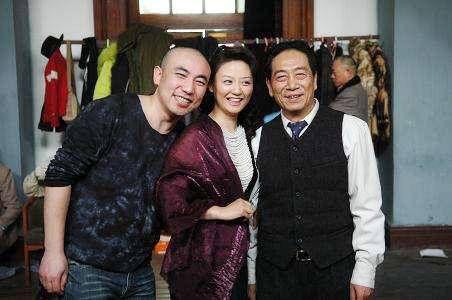 73岁老戏骨仍拍戏，二婚娶小37岁娇妻，全家福曝光儿子比老婆老
