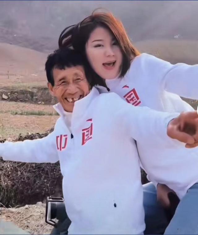 她出生4个月被遗弃，养父为她终身未娶，如今她身家过亿报答养父