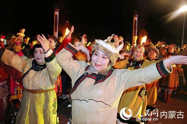 篝火旁歌唱民族团结新故事