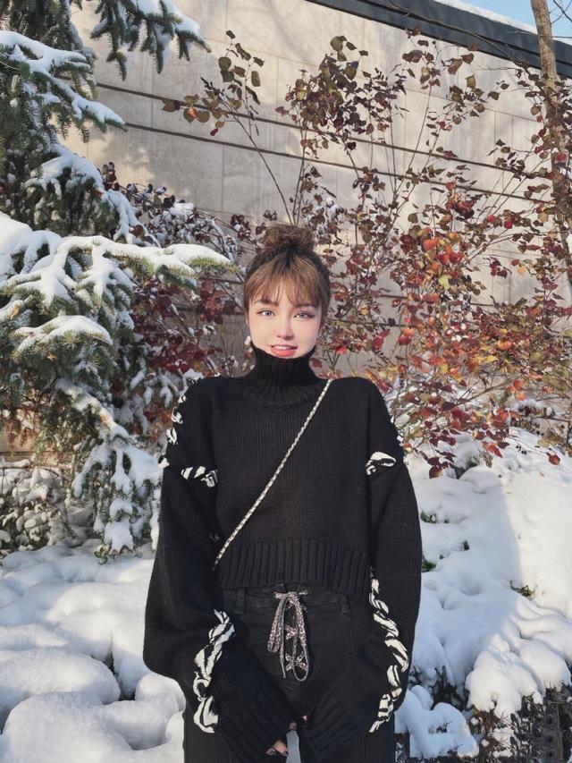 周扬青罕晒儿时与爸妈合影，直面整容争议：从小到大长得毫无关联