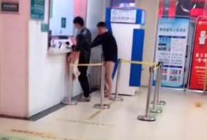 赤脚帅哥(热搜第一的“光腿赤脚爸爸”，找到了)