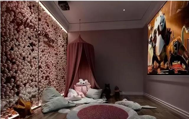 记者暗访陪伴式私人影院,毫无底线!老板不避讳:亲嘴摸胸都可以