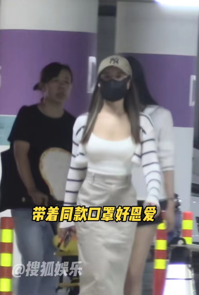 释小龙一家三口罕同框！娇妻秀身材凹凸有致，女儿左摇右摆学走路