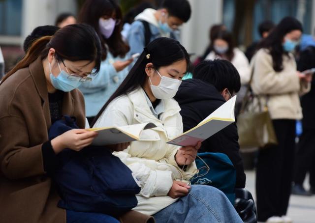 上海市一名女干部被双开，在职期间贪污2400多万，情节十分恶劣