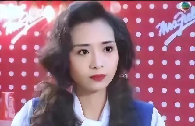 58岁叶子楣请明星朋友吃大餐，穿着青花瓷裙子，整个人瘦到显病态