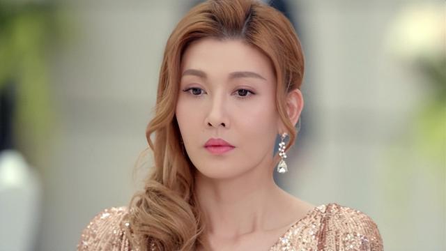 38岁香港知名女星为男网红夹菜擦嘴引热议，网友：为钱没有底线吗