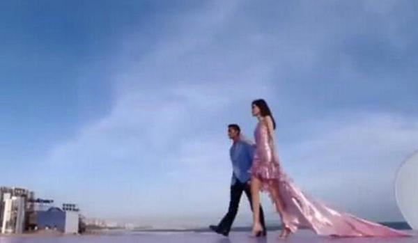 群星亮相GQ盛典红毯：热巴baby美似仙女，何穗刘雯气场超绝