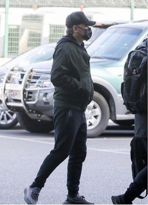 吴秀波夜间出行，衣着寒酸，网友：一手烂牌打回解放前