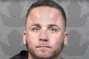 肌肉男跳舞(反对戴口罩还举办全男性脱衣舞表演，美国一酒吧老板被逮捕)