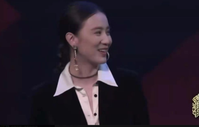 42岁仍未婚的小宋佳，综艺败坏路人缘，与名导张黎的感情成黑历史