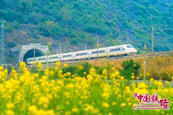 夏日限定火车风景，是浪漫的味道