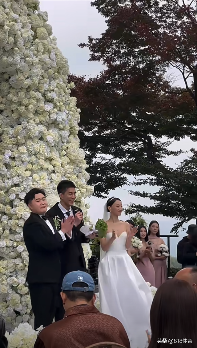 笑喷!郭艾伦出席千万网红百乔小雪婚礼,西装笔挺像新郎百乔成司仪