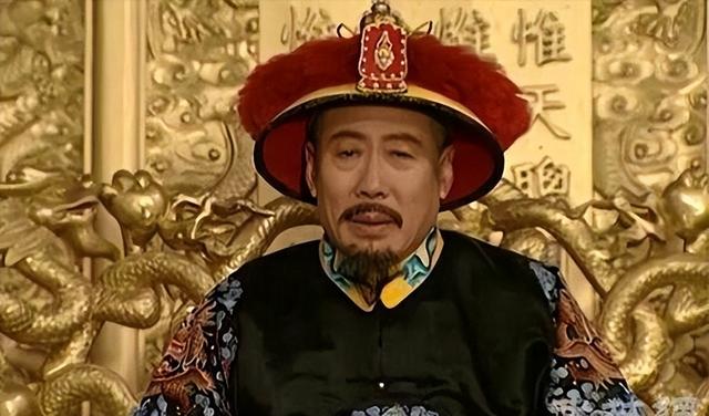 头发花白，衣服全是洞，88岁烟不离手的焦晃，早已走上另一条大道