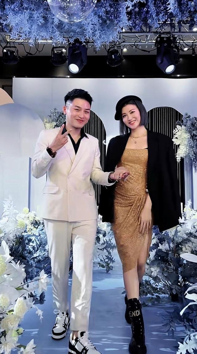 38岁香港知名女星为男网红夹菜擦嘴引热议，网友：为钱没有底线吗