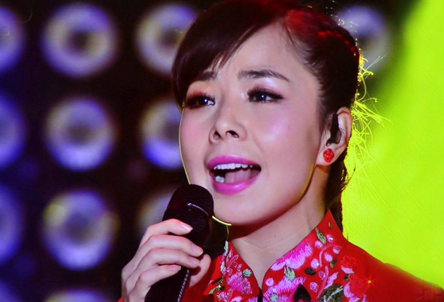 “草根歌手”王二妮和李飞结婚9年，她初心不改，他却像换了个人