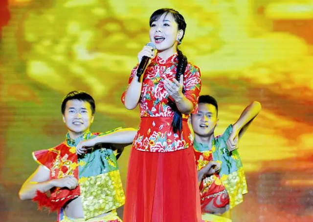 “草根歌手”王二妮和李飞结婚9年，她初心不改，他却像换了个人