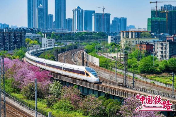 夏日限定火车风景，是浪漫的味道