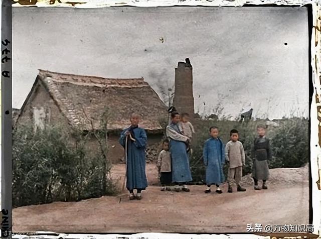 晚清老照片：男男女女挤在一起打麻将，囚徒感觉丢脸躲避镜头