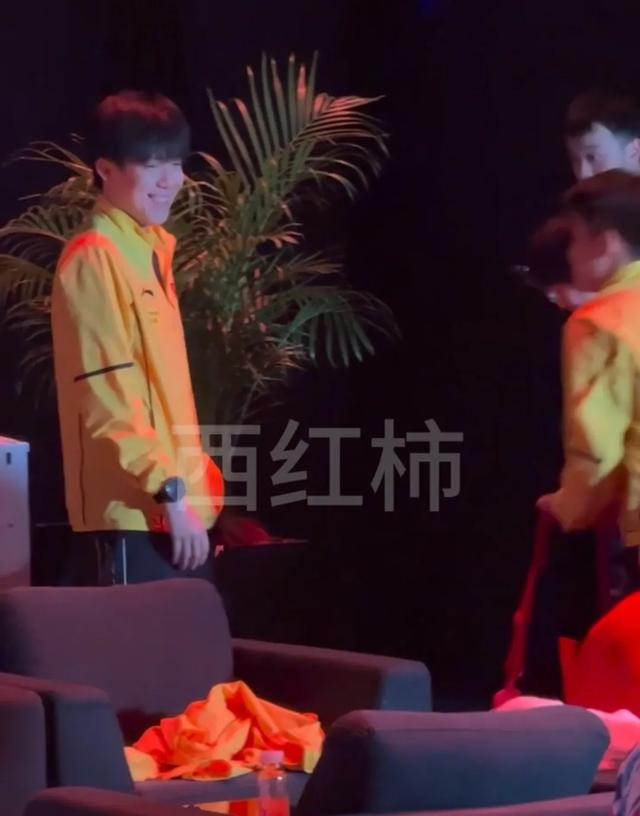 大头主动和蒯曼握手，恭喜她获得了亚军