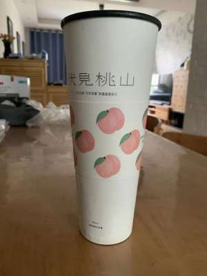 比天还高(网红奶茶大杯“内增高”？顾客剪开杯底：三分之一都是空的)