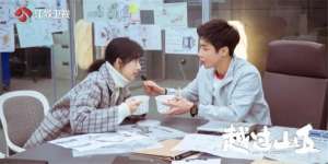 张俪主演的电视剧(《越过山丘》职场佳人邂逅傲娇总裁，张俪高瀚宇“欧耶CP”逗趣拌嘴)