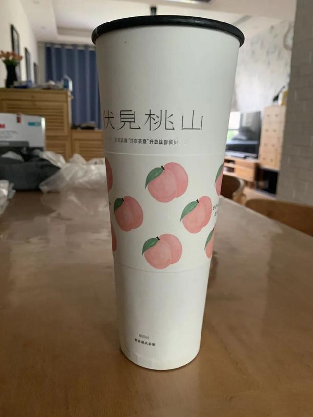 网红奶茶大杯“内增高”？顾客剪开杯底：三分之一都是空的