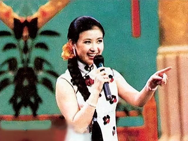 央视春晚主持人李小玢:红极一时的她两婚两离,儿子支持她找老伴