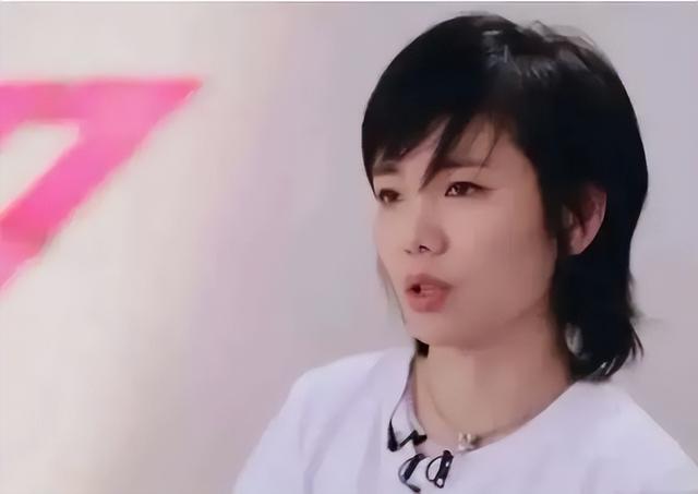 36岁“超女”许飞被质疑整容，本人近照变化大，下巴尖了鼻梁挺了