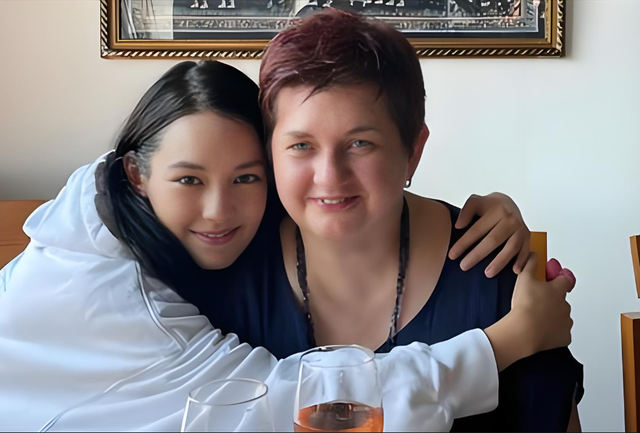 演员李崇霄离世3年后：女儿继承父业 , 越长越美 , 德国妻子却很悲催