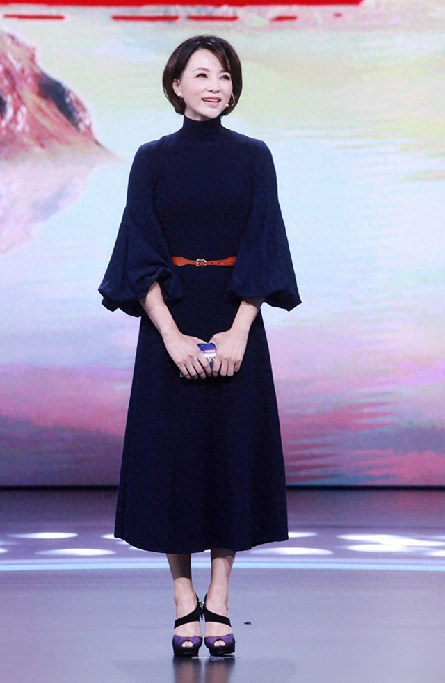 看了董卿,再看孟晚舟:才发现有品位的女人,都不穿短裙配丝袜