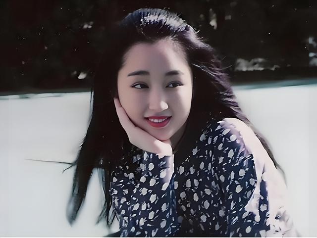 53岁杨钰莹现状：住深圳豪宅，穿碎花裙皮肤光滑，在自家楼顶种菜