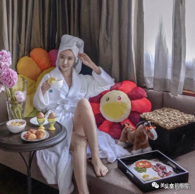 新加坡最有手段名媛，拥有全球最多爱马仕，如今44岁还在做网红