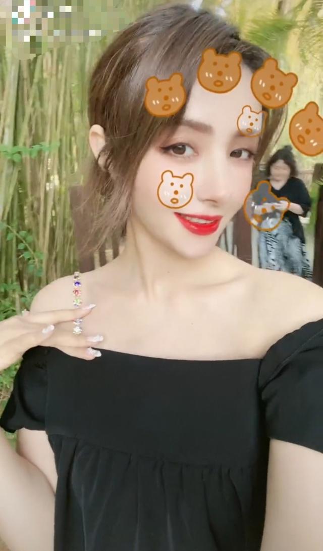 33岁辣妈麦迪娜独自出游,宽松短裙遮不住巨大孕肚,四肢细过路人