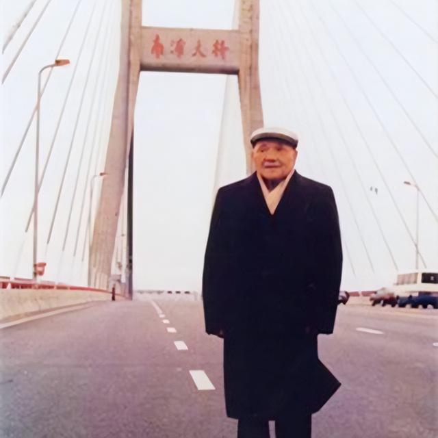 94年邓小平最后一次来上海，离开前对黄菊说：这是上海最后的机遇