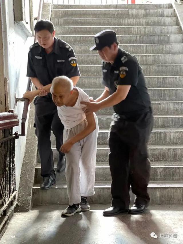 上海1家3口挤30平老房,1米8儿子谈吹“一个排”女友