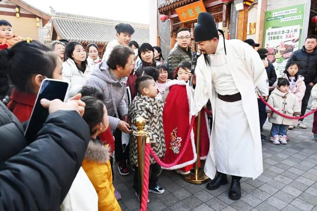 “李上”往来组合空降“天水麻辣烫 文旅嘉年华”趣味参与活动，现场火爆！