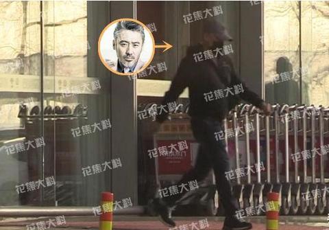 吴秀波夜间出行，衣着寒酸，网友：一手烂牌打回解放前