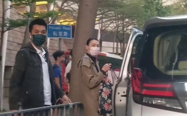 梁洛施罕见和妈妈同框,梁妈妈状态年轻,颜值气质不输女儿