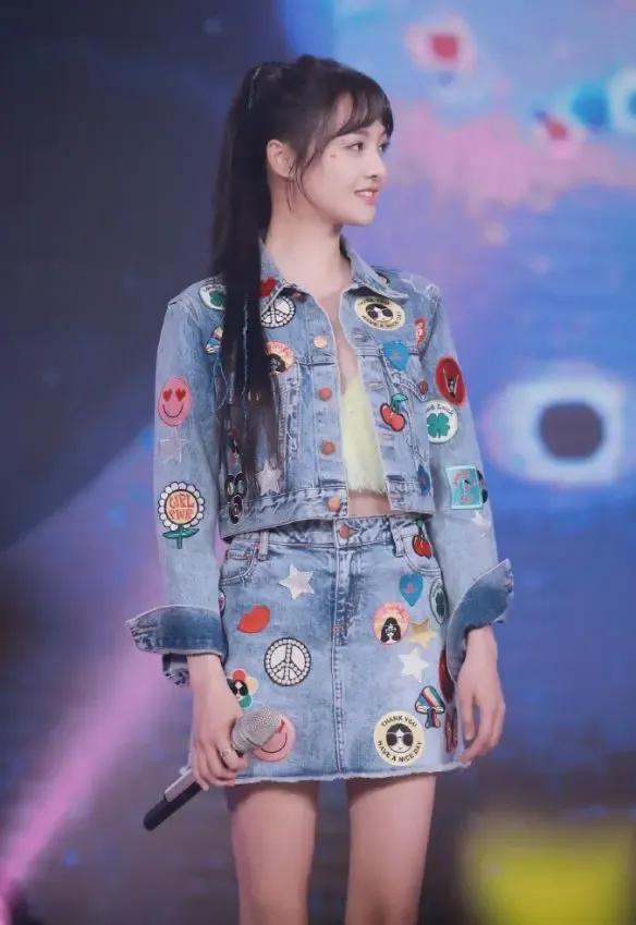 郑爽：从顶流到“老赖”人生崩塌背后的原生家庭、金钱与道德困局