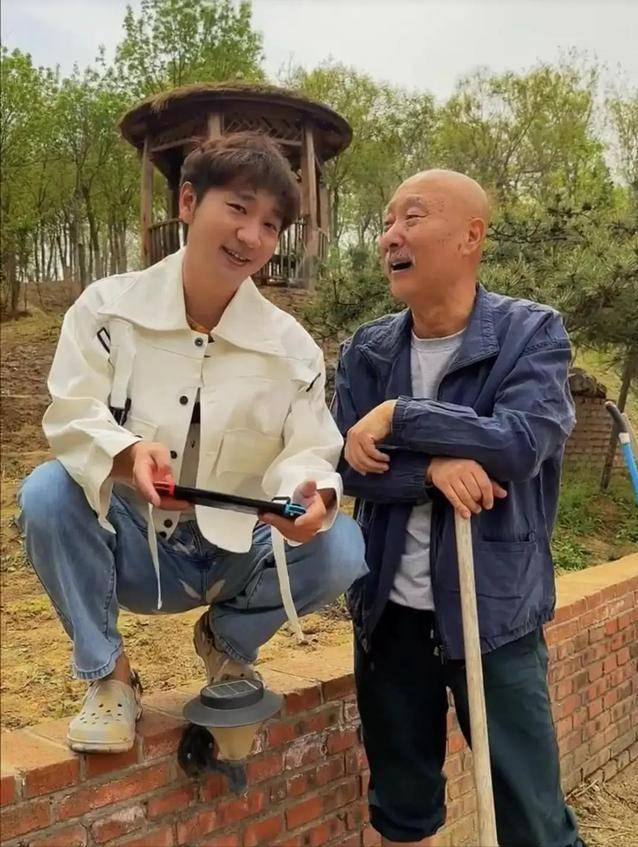 70岁陈佩斯现状：4孙承欢膝下，坐拥北京田园大宅，早已衣食无忧